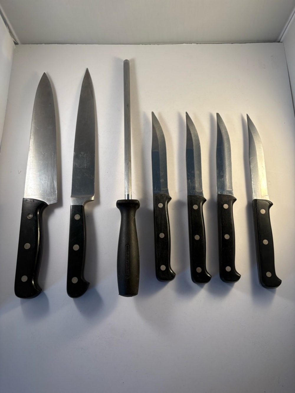 Lot 7 JA Henckels Assorted Knives And Sharpener Eversharp / Fine Edge Pro Steak